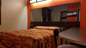 Desk, iron/ironing board, free WiFi - Budget Inn 2000 (Hamilton)