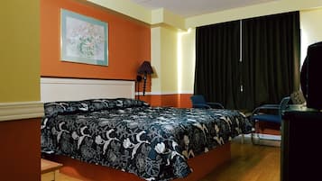 Escritorio, tabla de planchar con plancha y wifi gratis