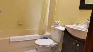 Free toiletries, hair dryer, towels - Budget Inn 2000 (Hamilton)