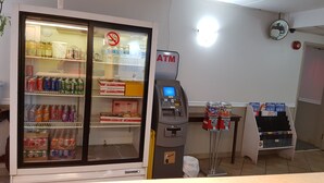 Vending machine - Budget Inn 2000 (Hamilton)