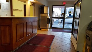 Interior entrance - Budget Inn 2000 (Hamilton)
