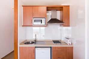 Apartament, 1 dormitori, balcó | Cuina privada | Frigorífic gran, microones, placa de cuina i cafetera i tetera 