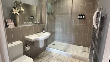 Premium Room, 1 King Bed | Bathroom | Shower, free toiletries, hair dryer, towels