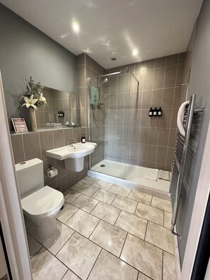 Premium Room, 1 King Bed | Bathroom | Shower, free toiletries, hair dryer, towels - The Churchill Court (Witney)