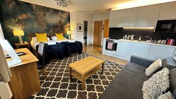 Classic Studio Suite, Non Smoking | Hypo-allergenic bedding, in-room safe, iron/ironing board, free WiFi