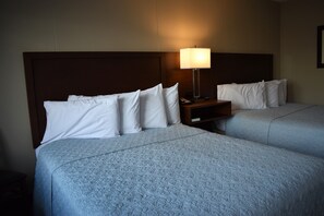 Ropa de cama de alta calidad y espacio para trabajar con laptop