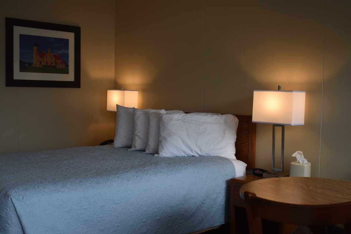 Ropa de cama de alta calidad y espacio para trabajar con un portátil