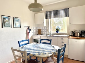 Apartamento familiar, 1 habitación, vistas al jardín, planta baja | Cocina privada | Nevera en la zona común y microondas en la zona común