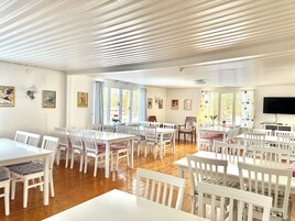 Double or Twin Room, Shared Bathroom Linen/Towels included. (departure cleaning not included) | Salle de réunion