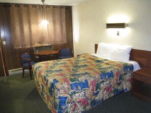 Standard Room, 1 Queen Bed, Non Smoking | Desk, iron/ironing board, free WiFi, bed sheets - The Rome Motel (Rome)