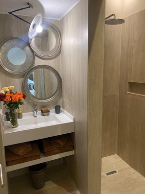 Standard Double Room, 1 Double Bed (Iguemouane) | Bathroom | Shower, rainfall showerhead, free toiletries, hair dryer - Dar 73 (Marrakech)