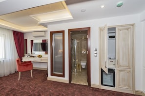 Junior Suite | Minibar, in-room safe, soundproofing, iron/ironing board - Escardin Hotel (Istanbul)