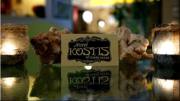 Señal de Hotel Kostis con un número de contacto.