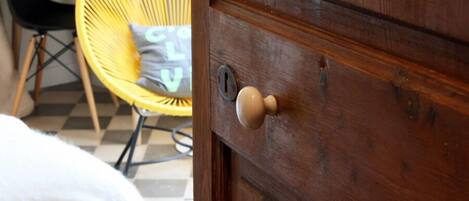 A wooden door with a round knob and a keyhole.