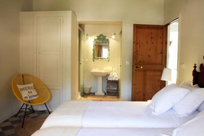 Ropa de cama de alta calidad y minibar 