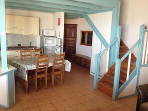 Studio | In-room dining - Gest Plain Apartments (Sal)