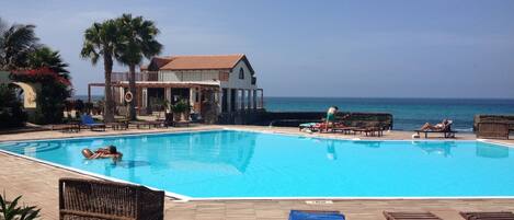 Außenpool, Liegestühle