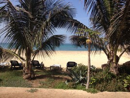 Ubicación cercana a la playa y arena blanca