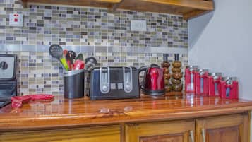 Design Apartment, 2 Bedrooms, Non Smoking, Kitchen | Private kitchen | Full-size fridge, microwave, oven, stovetop