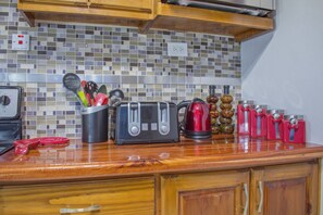 Design Apartment, 2 Bedrooms, Non Smoking, Kitchen | Private kitchen - Casa Alexandria Guest Apartment (Kingston)