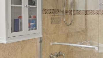 Design Apartment, 2 Bedrooms, Non Smoking, Kitchen | Bathroom | Combined shower/bathtub, free toiletries, hair dryer, bidet