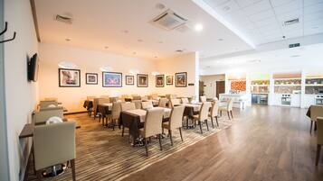 Makan tengah hari dan makan malam dihidangkan