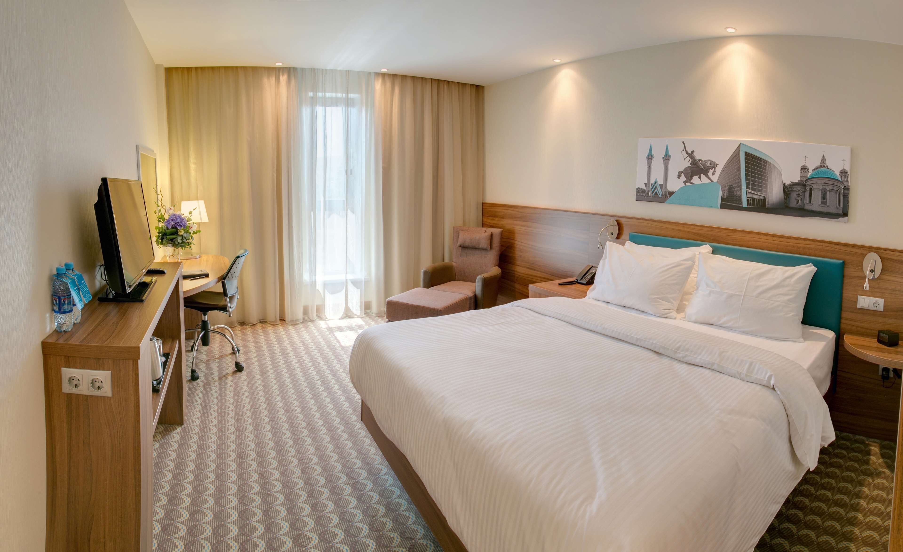 Peti besi dalam bilik, meja, kalis bunyi, seterika/papan seterika 