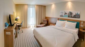 Peti besi dalam bilik, meja, kalis bunyi, seterika/papan seterika