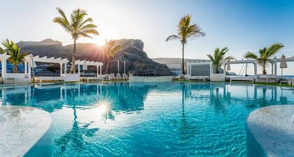 Hotel LIVVO Puerto de MogĂĄn