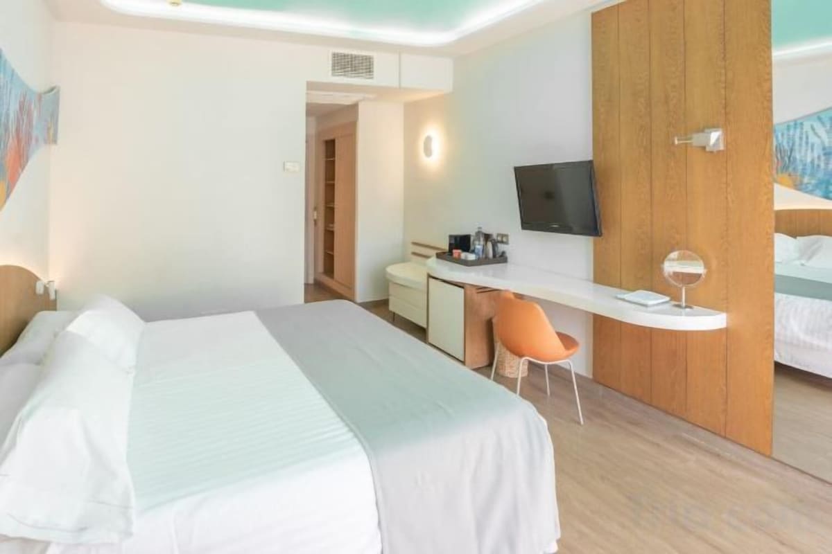 Minibar, caja de seguridad en la habitación y escritorio 
