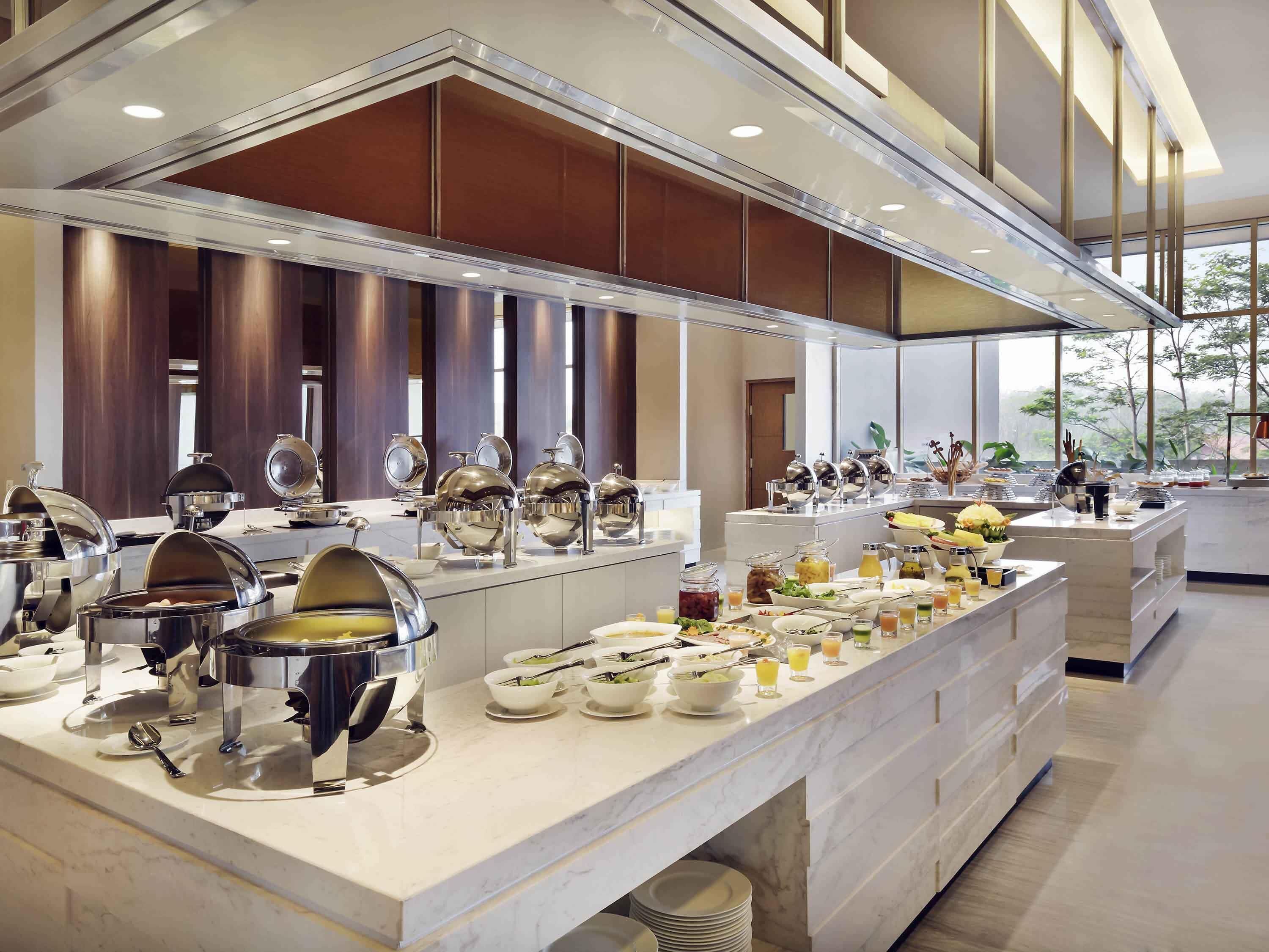 3 restaurants, breakfast, lunch, dinner served; Indonesian cuisine 