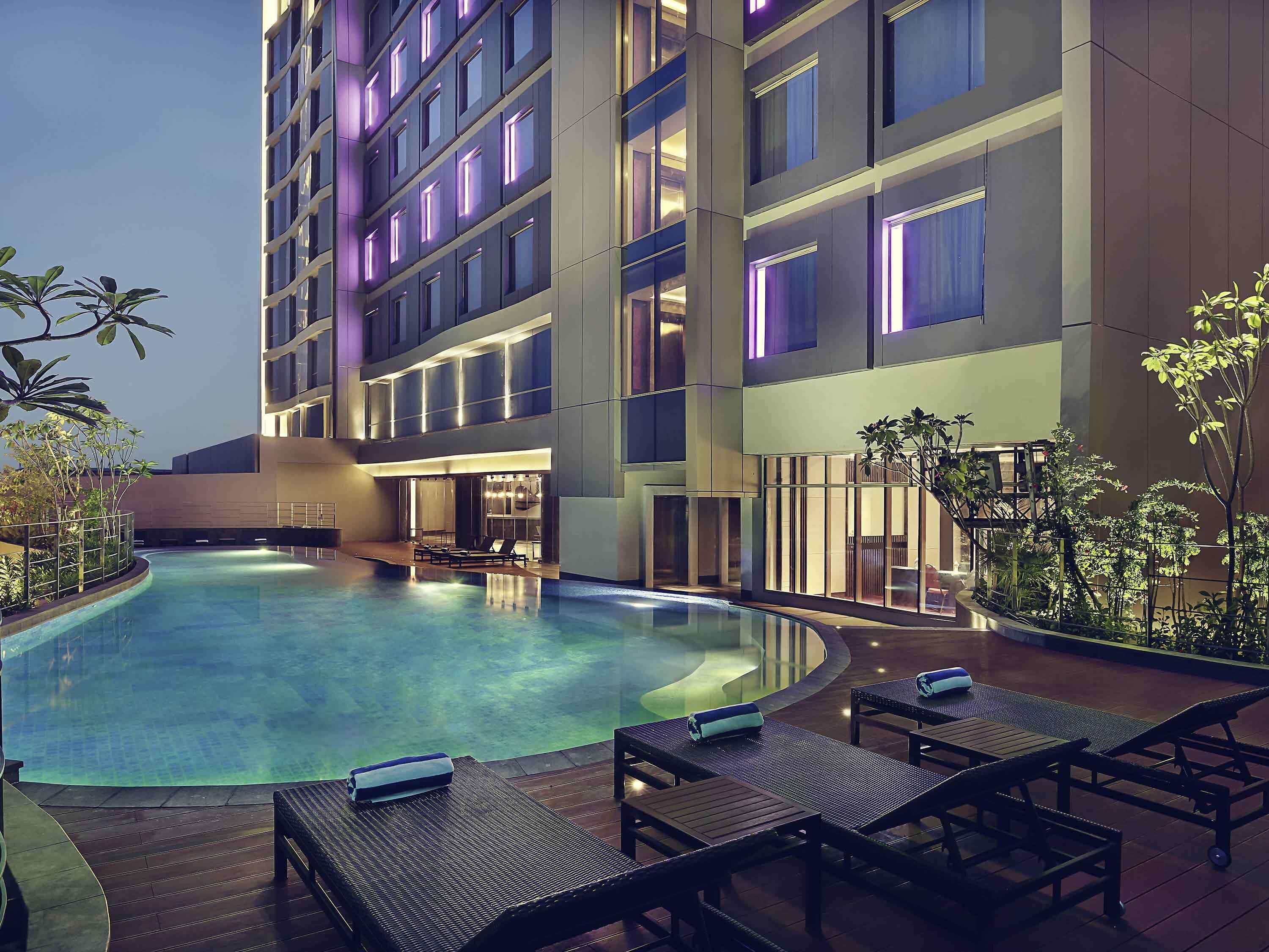 cocktail bar, poolside views, open daily