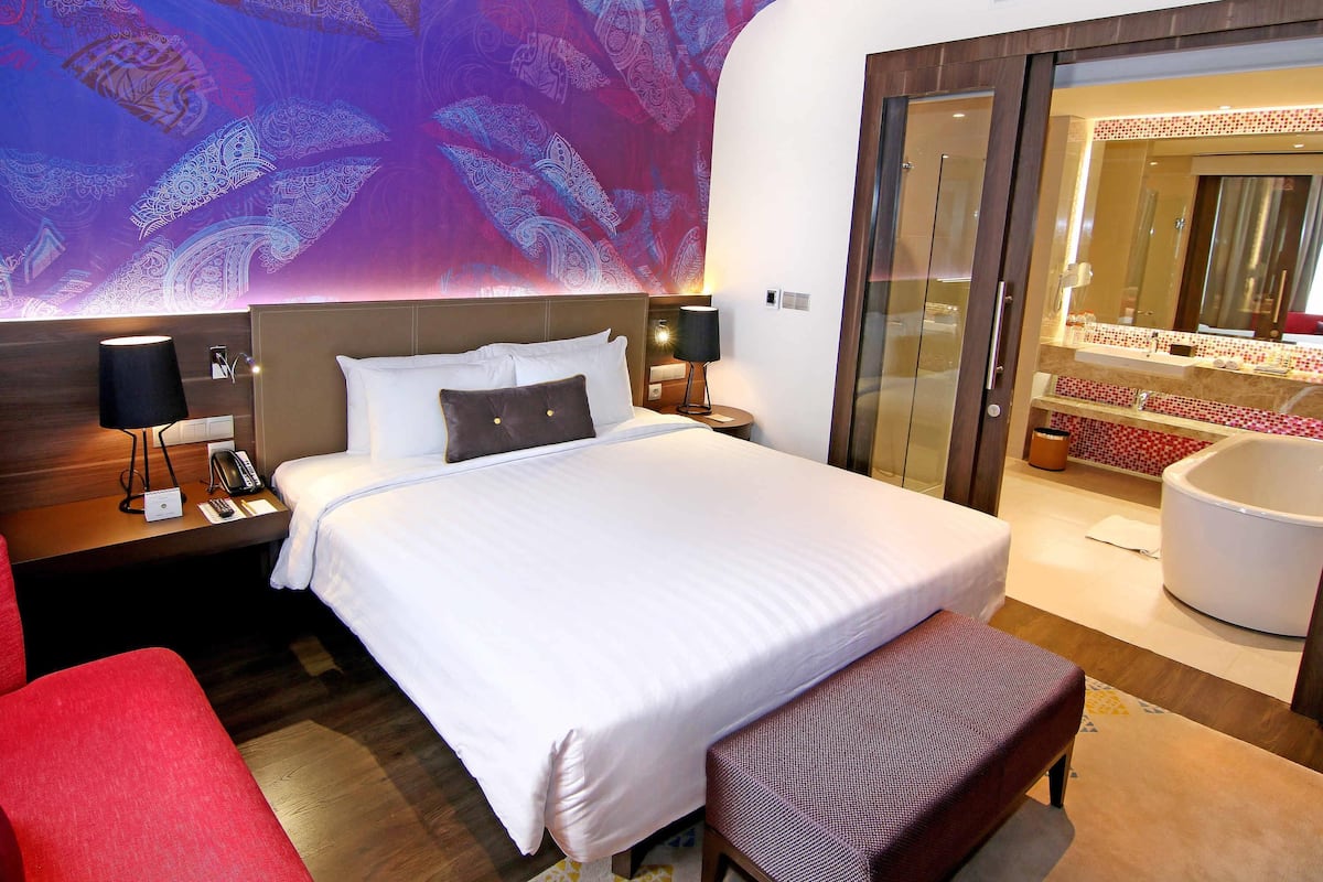 Svit - 1 kingsize-säng | 1 sovrum, minibar, värdeförvaringsskåp på rummet och skrivbord