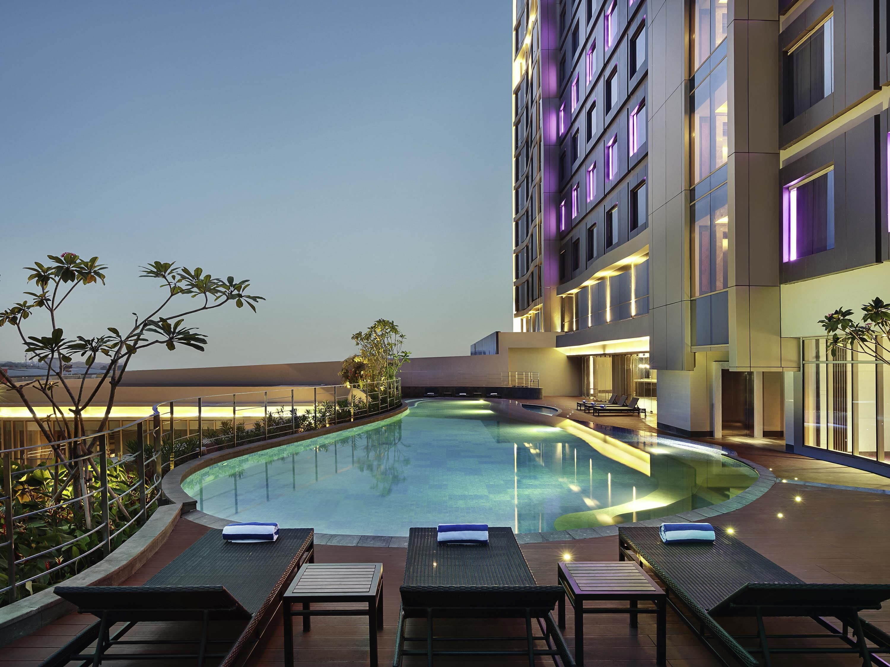 cocktail bar, poolside views, open daily