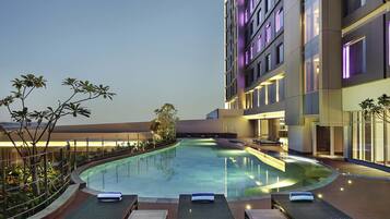 Bar de cocktails, con vista a la piscina, abre todos los días