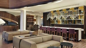Cocktailbar, utsikt mot bassenget, åpen hver dag