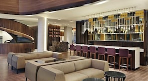 Cocktailbar, utsikt mot bassenget, åpen hver dag