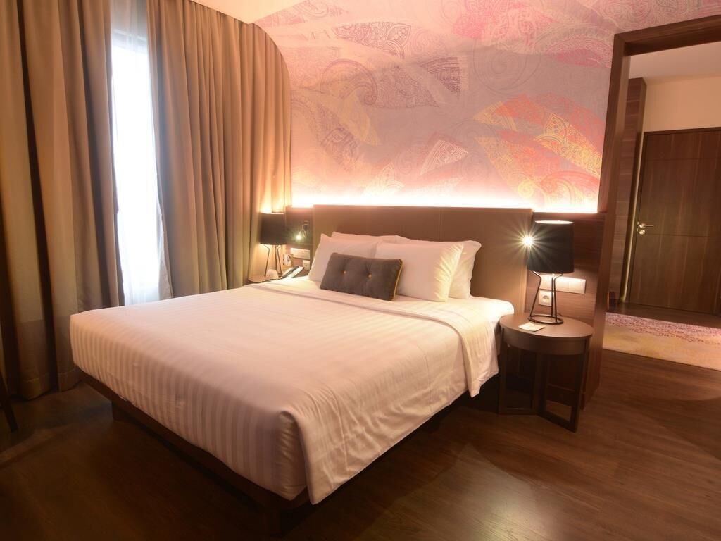 Business Suite, 1 King Bed with Sofa bed | Minibar, in-room safe, desk, laptop workspace