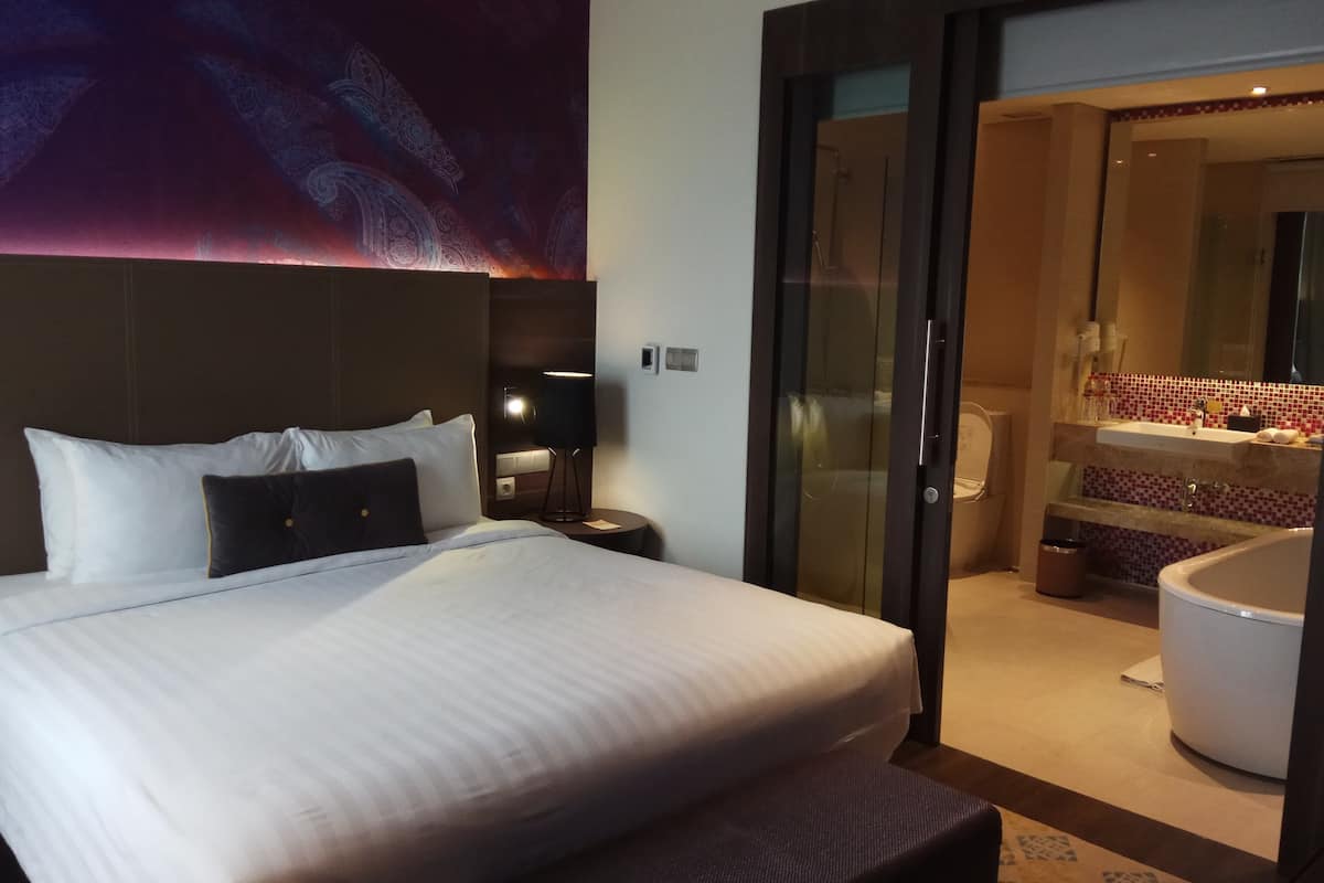 suite, 1 king bed | 1 bedroom, minibar, in-room safe, desk