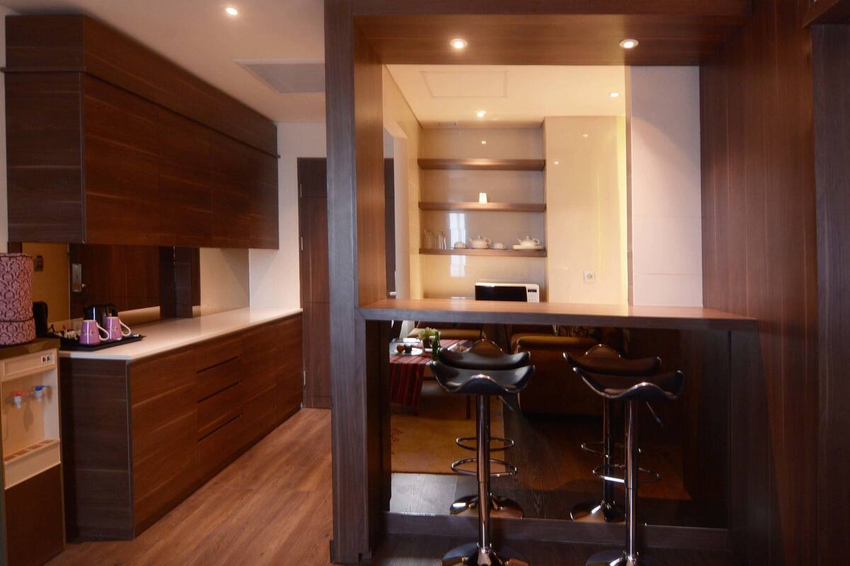 business suite, 1 king bed with sofa bed | 1 bedroom, minibar, in-room safe, desk