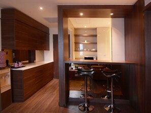 Suite Bisnis, 1 Tempat Tidur King dengan tempat tidur Sofa | Minibar, brankas, meja kerja, dan ruang kerja ramah laptop