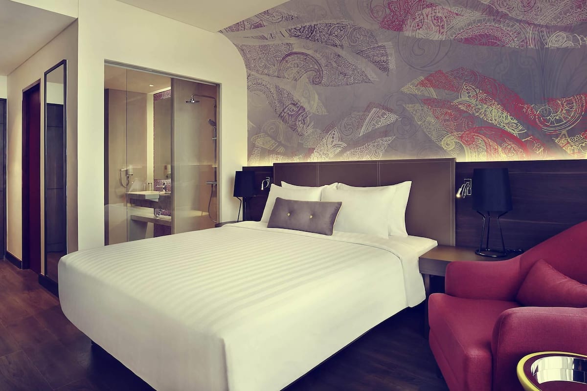 Superior Room, 1 King Bed | Minibar, in-room safe, desk, laptop workspace