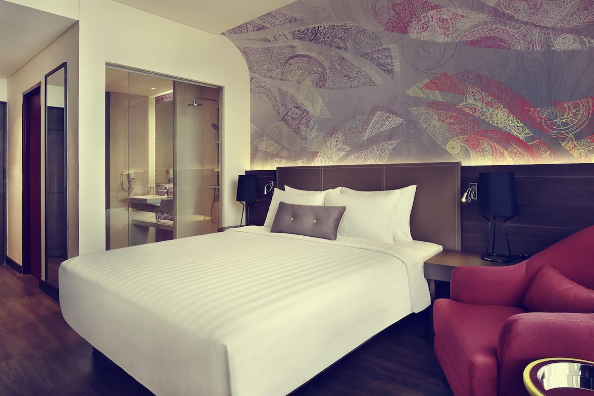 Minibar, caja de seguridad en la habitación y escritorio