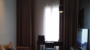 Suite, 1 kingsize-seng | Oppholdsrom | En 32-tommers LCD-TV med kabel-kanaler samt TV