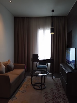 Suite, 1 kingsize-seng | Oppholdsrom | En 32-tommers LCD-TV med kabel-kanaler samt TV