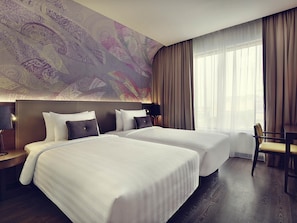 Minibar, in-room safe, desk, laptop workspace - Mercure Karawang (Karawang)