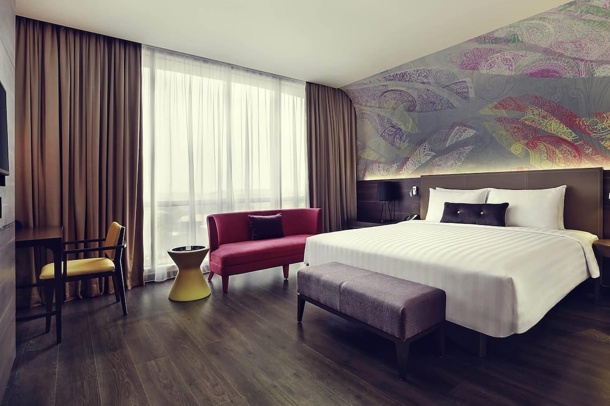 Deluxe Room, 1 King Bed, City View | Minibar, in-room safe, desk, laptop workspace
