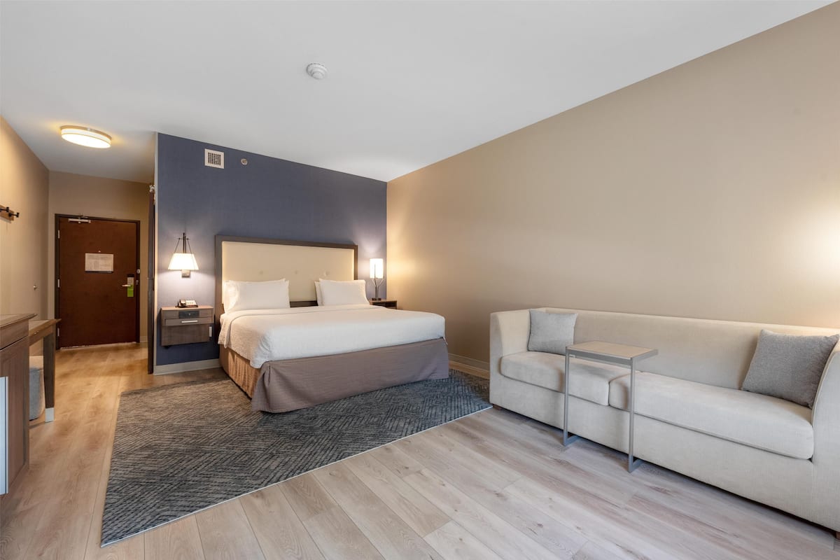 40-inch flat-screen tv with cable channels, tv