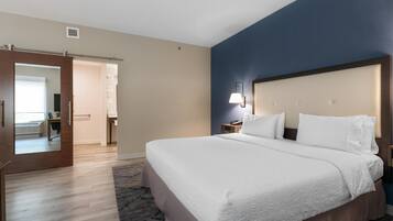 Zimmersafe, Verdunkelungsvorhänge, kostenlose Babybetten, Zustellbetten