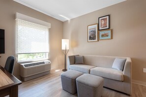 40-inch flat-screen TV with cable channels, TV - Hampton Inn Mesa Verde/Cortez (Cortez)